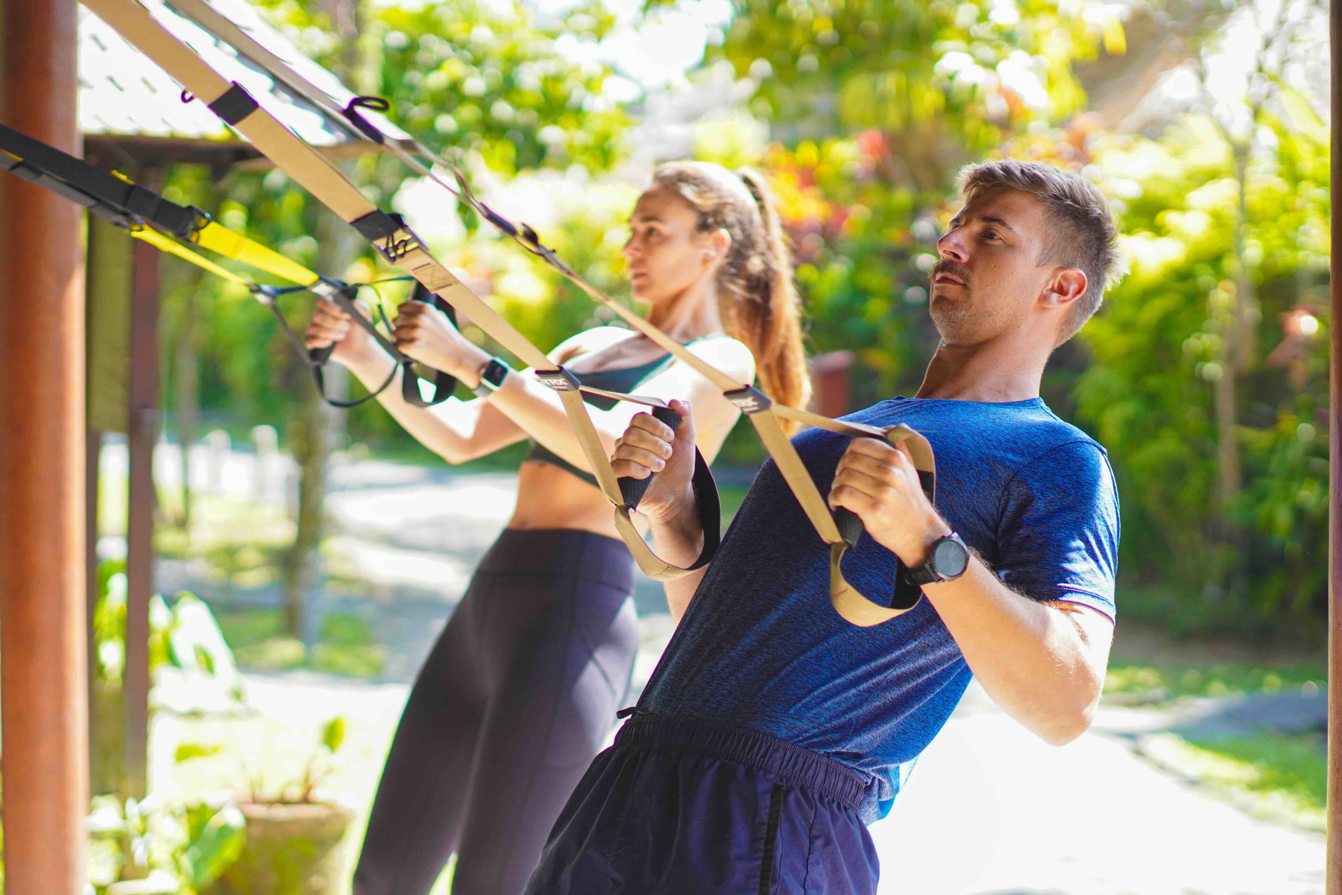 An adult man and woman demonstrating how physiotherapy and exercise physiology can help return to exercise